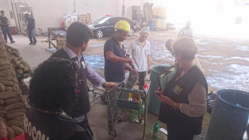 Leia mais sobre o artigo Procon e Vigilância Sanitária de Jaboatão interditam balcão de frios do supermercado IBS, em Dom Helder